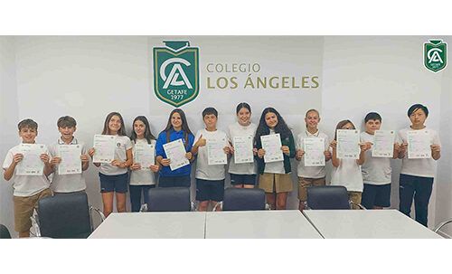 Alumnos del Colegio Los Ángeles con sus certificados