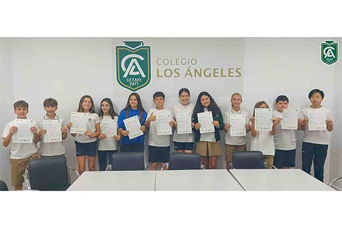 Alumnos del Colegio Los Ángeles con sus certificados